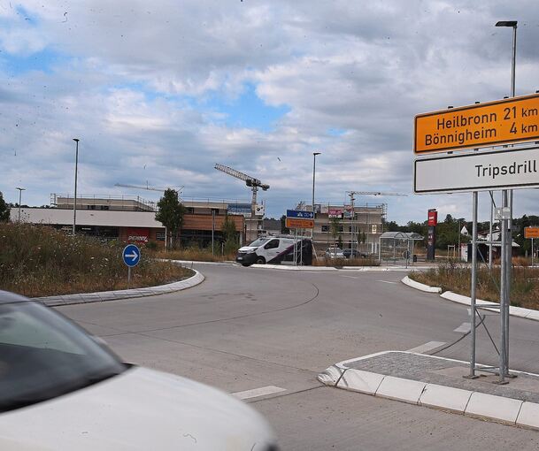Der neue Kreisverkehr am Ortseingang von Freudental: Vor allem in den Abendstunden gibt es hier Probleme mit Rasern. Foto: Alfred Drossel