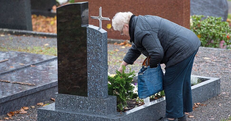 Handtaschenräuber haben es oft auf Seniorinnen abgesehen und schrecken auch nicht davor zurück, auf Friedhöfen zuzuschlagen. Archivfoto: dpa