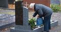 Handtaschenräuber haben es oft auf Seniorinnen abgesehen und schrecken auch nicht davor zurück, auf Friedhöfen zuzuschlagen. Archivfoto: dpa