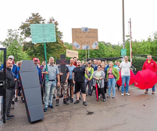 Protest in der Mittagspause: BorgWarner-Mitarbeiter um den Betriebsratsvorsitzenden Sven Ehrenberg (rechts neben dem symbolischen Sarg) am Donnerstag bei ihrem Protest vor dem Werkstor.Foto: Holm Wolschendorf