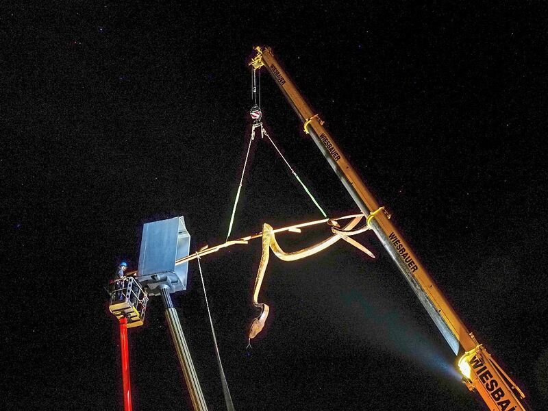 Mit acht Schrauben wird die Schlange montiert.