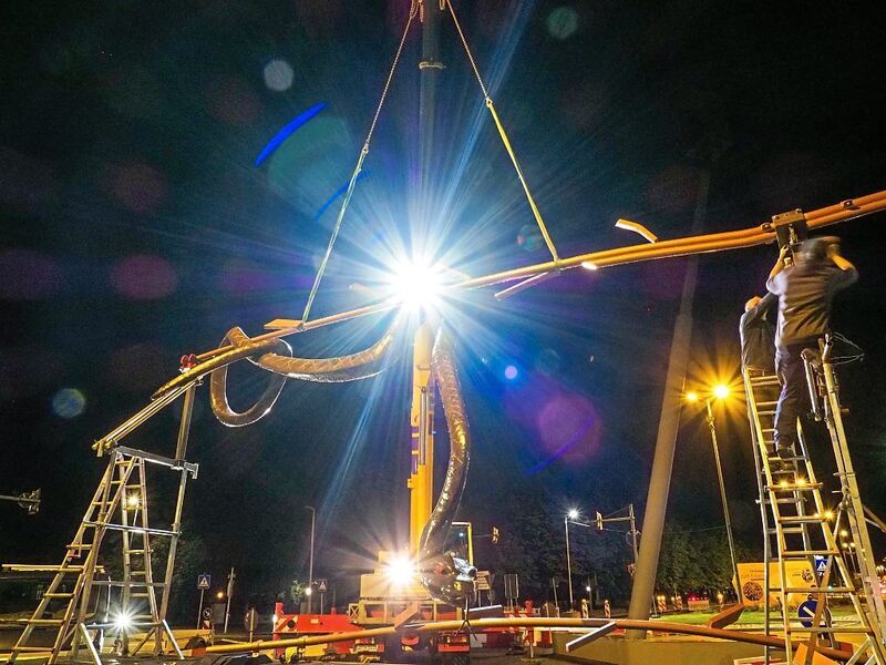 Scheinwerfer erleuchteten die Sternkreuzung in der Nacht.