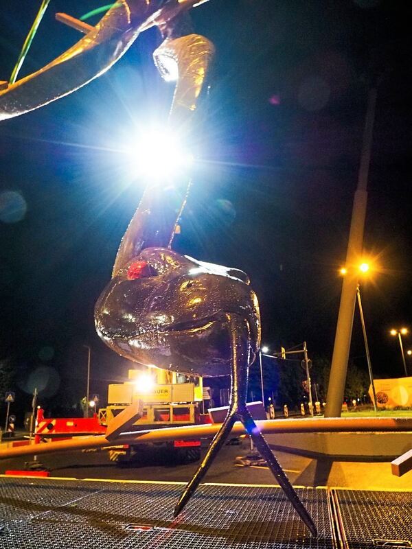 Die Schlange hängt am Kran.