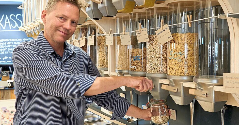 Die letzten Lebensmittel werden abgefüllt, die Einrichtung verkauft: Nach viereinhalb Jahren schließt Hergen Blase sein Herzenswerk, das Ohne PlaPla in der Lindenstraße. Foto: Andreas Becker
