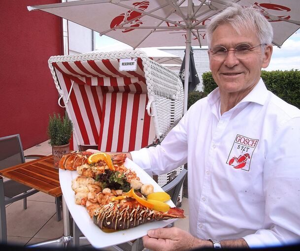 Ein guter Fang ist das, was Familie Bohnenberger im Restaurant Gosch-Sylt in Freudental auftischt. Das Foto zeigt Hermann Bohnenberger mit einer Fischplatte. Archivfoto: Alfred Drossel/LKZ