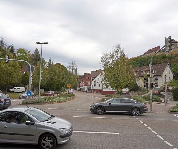 Bisher kommen Fußgänger und Radfahrer nur am ampelgeregelten Überweg über die Landesstraße.