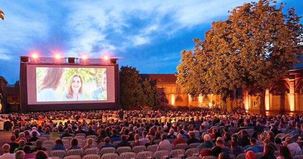 Bald wieder: Das Sommernachts-Open-Air-Kino im Hof des Kunstzentrums Karlskaserne.