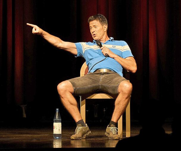 Ja, da geht‘s lang: Rolf Miller in der Stadthalle Alte Kelter. Foto: Andreas Becker