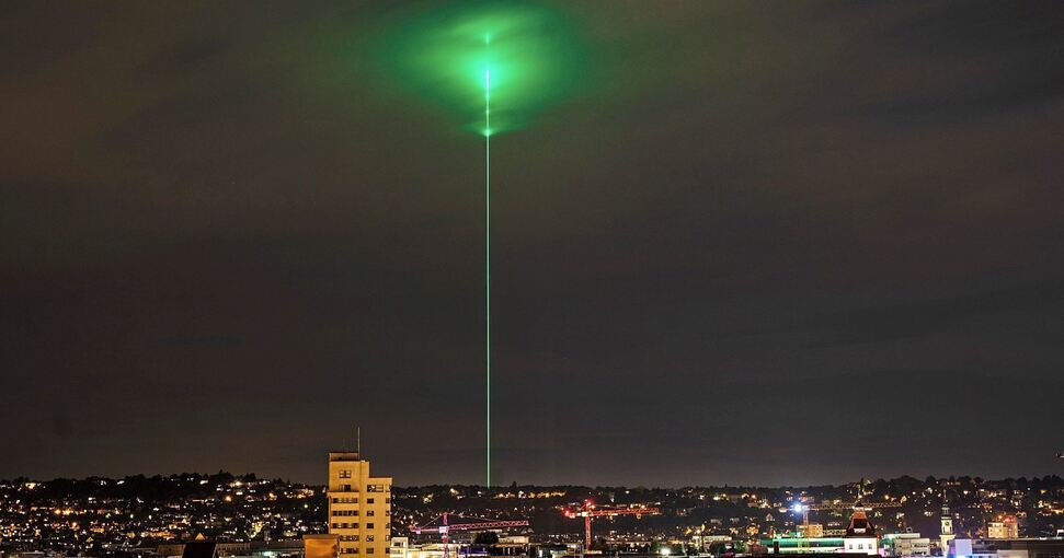 Vom Trumpf-Campus in Ditzingen auch wurde ein Laserstrahl in den Nachthimmel geschickt. Foto: Christoph Schmidt/dpa