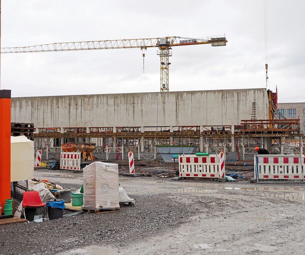 Die neue Schulsporthalle der Oscar-Paret-Schule in Freiberg wird später fertig als zunächst geplant. Foto: Holm Wolschendorf