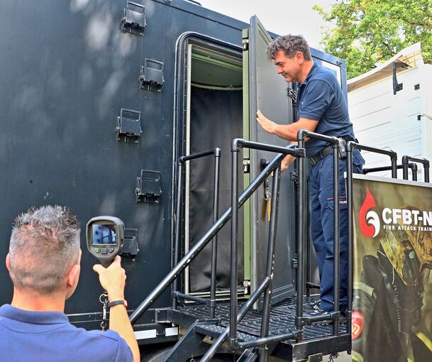 Vorsichtig öffnet Kreisbrandmeister Andy Dorroch die Tür zum Escape Room.