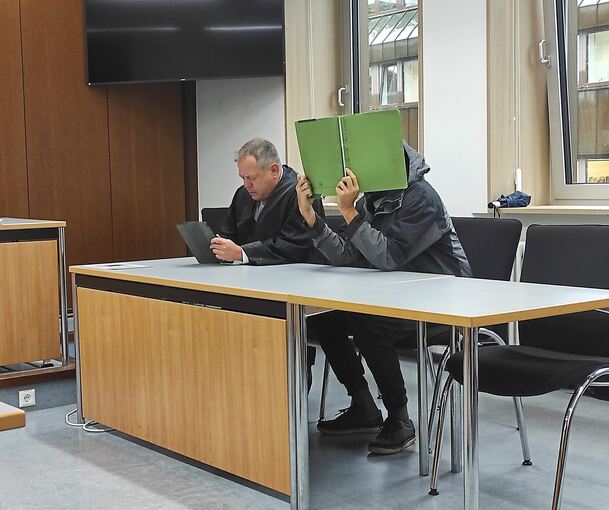 Der Angeklagte und sein Verteidiger vor der Verhandlung. Foto: Andrea Nicht-Roth