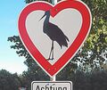Schon wieder weg: Das herzförmige Hinweisschild mit Storchen-Silhouette ist erneut gestohlen worden. Schon wieder weg: Das herzförmige Hinweisschild mit Storchen-Silhouette ist erneut gestohlen worden.