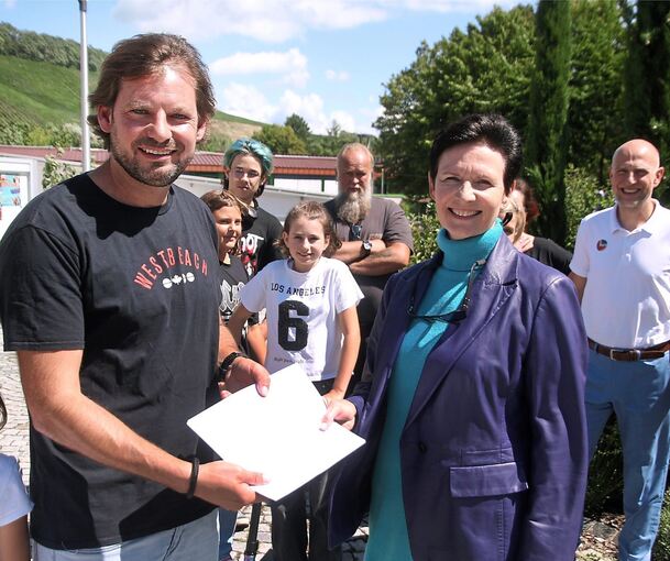 Helmut Losberger von den Trail Surfers übergibt Bürgermeisterin Barbara Schoenfeld die Petition. Foto: Alfred Drossel