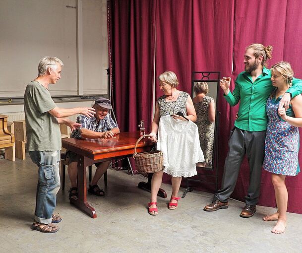 Ein Liebespaar gehört dazu. In diesem Fall sind es Maxi Widmayer und Antoan Penev (rechts im Bild), die sich hier schon etwas nähergekommen sind – dank mütterlicher Kuppelversuche von Heidi Petzold (Mitte). Jakob alias Rolf Butsch (am Tisch) behält d