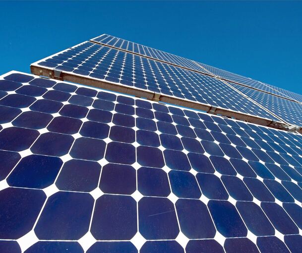 Photovoltaikanlage unter blauem Himmel: In Markgröningen sollen 14.000 Module errichtet werden, die bis zu 3300 Vier-Personen-Haushalten sauberen Strom liefern.
