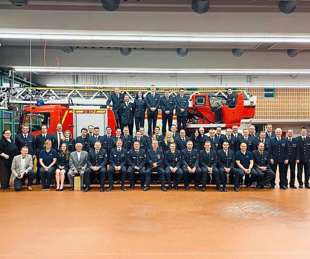 Die geehrten und beförderten Feuerwehrkameraden mit zwei von drei Ludwigsburger Bürgermeistern, OB Matthias Knecht sowie Kommandant Hans-Peter Peifer (3.v.r.). Foto: Stadt Ludwigsburg