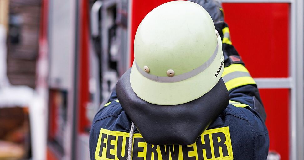 Bei dem Brand in der Nacht zum Sonntag, 6. August, befindet sich ein Großaufgebot der Feuerwehr im Einsatz. Archivfoto: dpa/Philipp von Dittenfurth