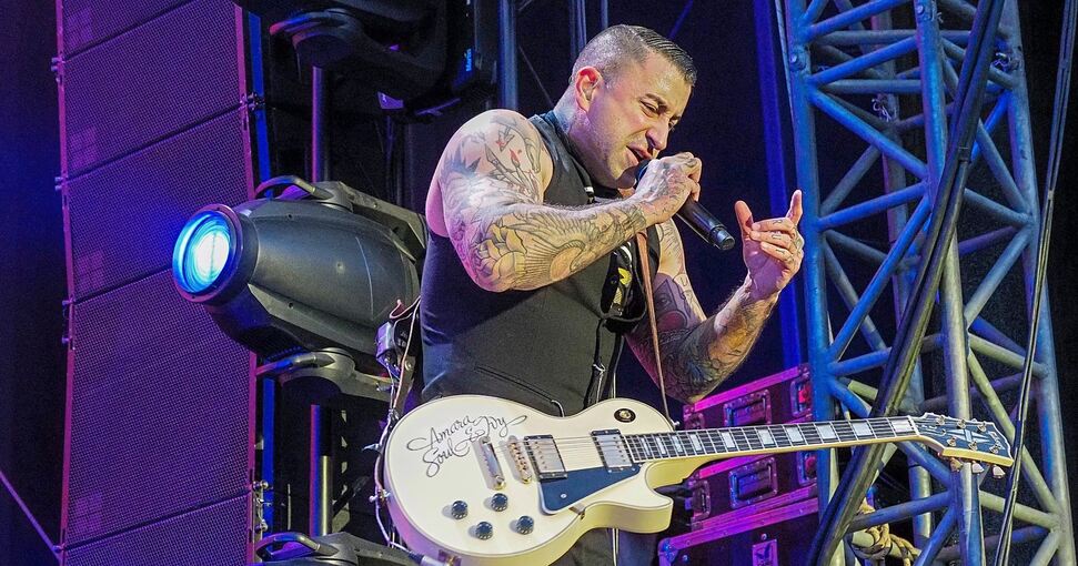 Frontmann Sammy Amara sorgt für Stimmung. Foto: Holm Wolschendorf