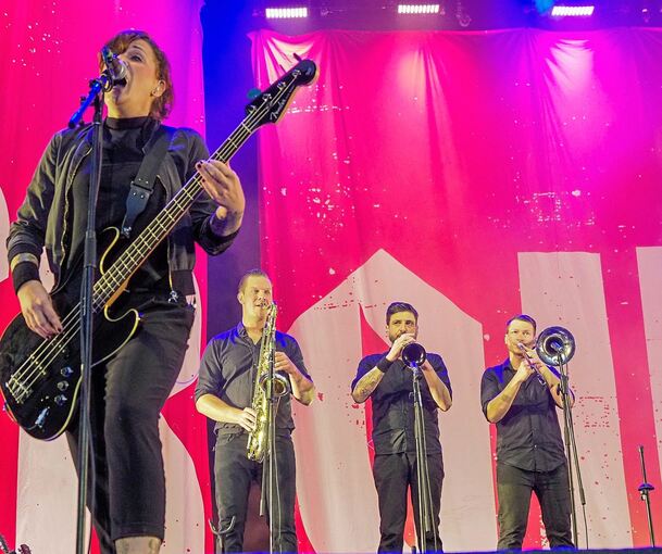 Die Broilers bieten den Besuchern einen breiten Querschnitt ihres Schaffens. Foto: Holm Wolschendorf