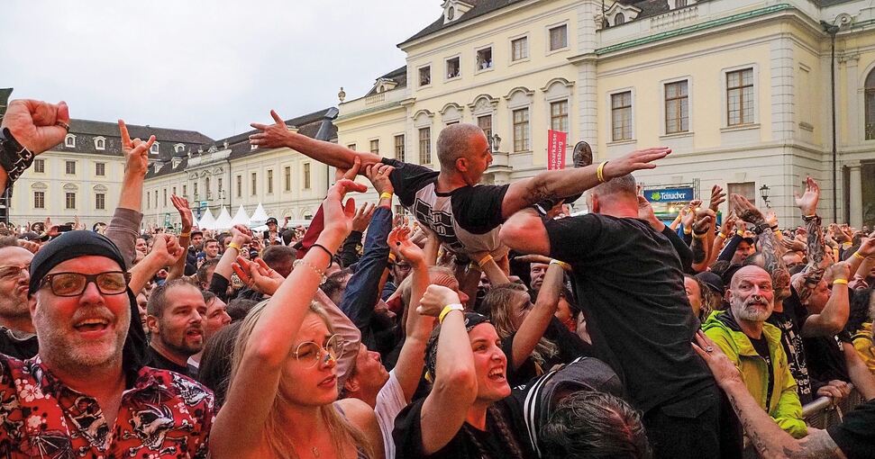 Die Fans gehen begeistert mit. Foto: Holm Wolschendorf