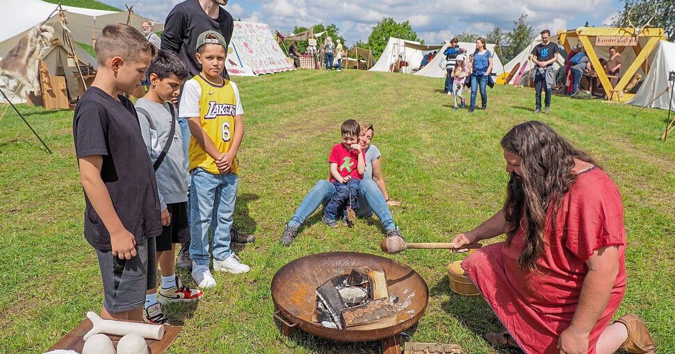 Buntes keltisches Lagerleben am Hügelgrab Kleinaspergle. Nicht nur römische Legionäre (oben rechs) ließen sich am Wochenende am Fuß des einstigen Fürstensitzes Hohenasperg blicken, die Besucher konnten sich auch Einblicke ins Salzsieden in der keltis