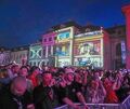 Riesenstimmung bei den Ravern im Schlosshof. Die Lichtshow liefert tolle Effekte. Foto: Holm Wolschendorf