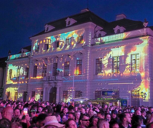 Die Schlossfassade wird zur Großleinwand. Foto: Holm Wolschendorf