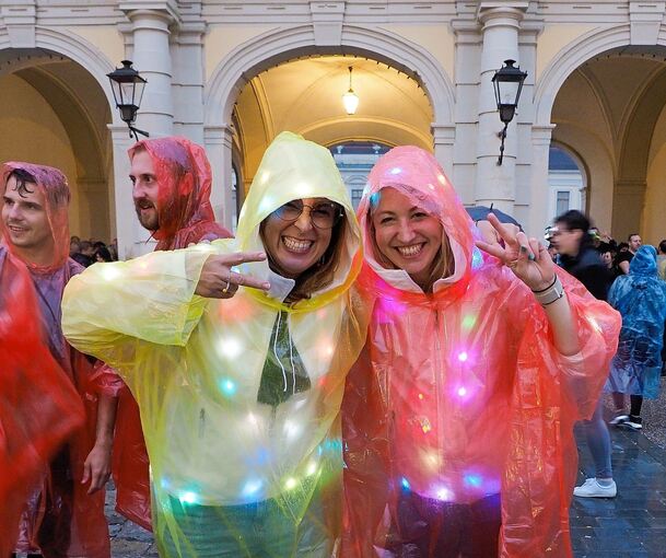 Selbst der Regen kann die Party-Stimmung nicht trüben. Foto: Holm Wolschendorf