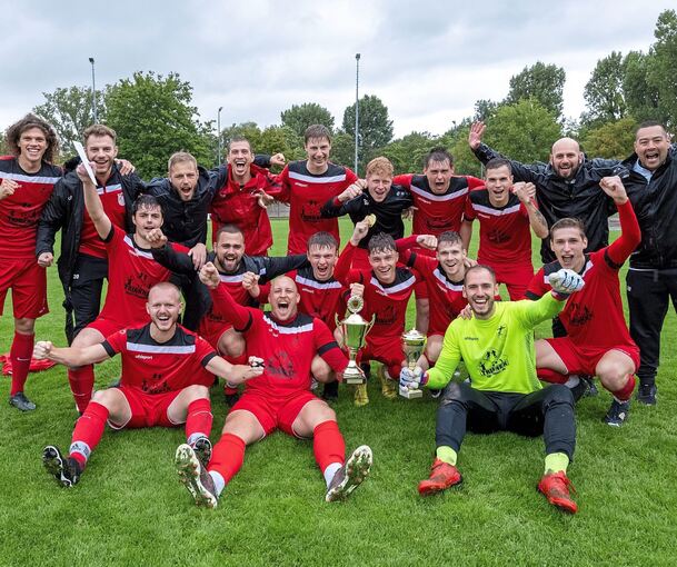 So sehen Sieger aus: Der FV Löchgau II gewinnt die 51. Auflage des NEB-Fußballturniers. Foto: Andreas Essig