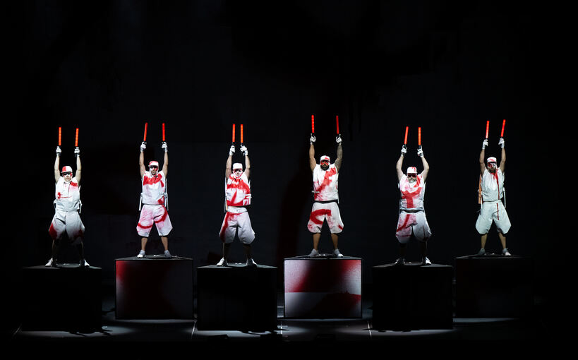 Deichkind bei einem Konzert in der Olympiahalle in München. Foto: Sven Hoppe/dpa