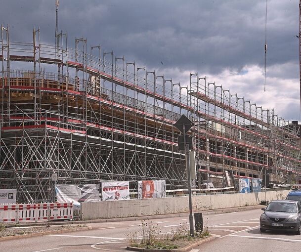 Viel Gerüst an der neuen Firmenzentrale.Foto: Alfred Drossel