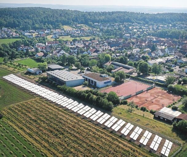 Das Solarthermiefeld am Freudentaler Ortsrand produziert bereits Wärme. Nun muss noch die Grünfläche bepflanzt werden. Archivfoto: Alfred Drossel/LKZ