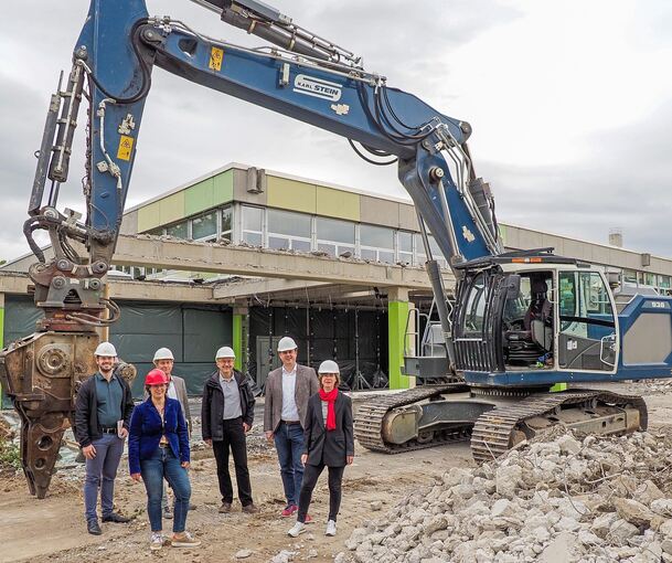 Gruppenbild mit Bagger: OB Matthias Knecht mit Gabriele Barnert (beide rechts) mit Architekten und Projektteam. Foto: Holm Wolschendorf