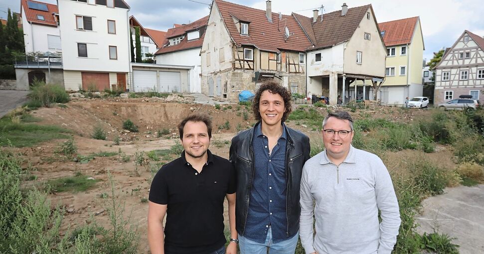 Tim und Robin Maier sowie Laurin Schulze (von rechts) haben das Areal entlang der Pfarrstraße gekauft und die Bebauung geplant. Foto: Ramona Theiss