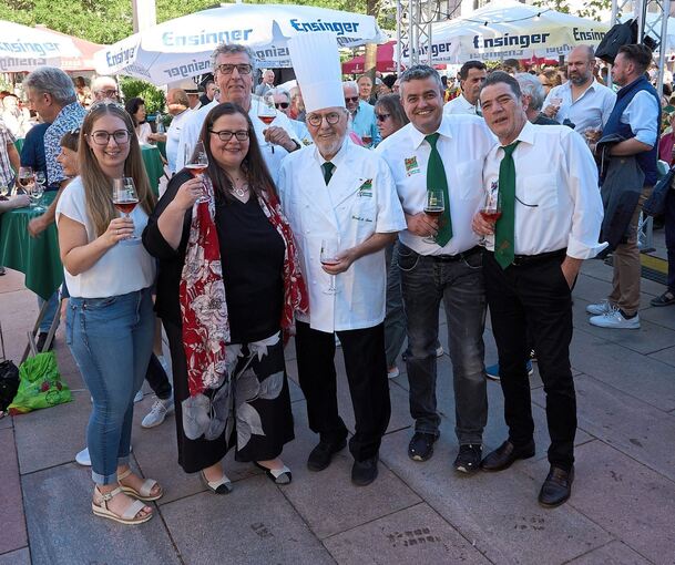 Die Weinlaubenwirte mit Erster Bürgermeisterin Renate Schmetz und der württembergischen Weinkönigin Carolin Golter (v.l.): Peter Buhl, Harry A. Neises, Andreas Geraci und Andreas Seybold.Fotos: Andreas Becker