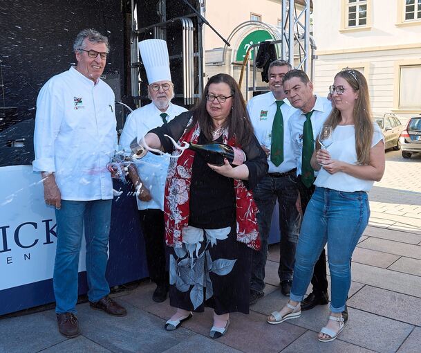Renate Schmetz waltet erfolgreich ihres Amtes: Flasche köpfen.