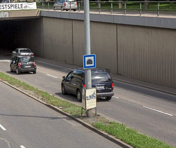 Auf diesen Fahrbahnteiler an der B 27 ist der Rentner gefahren. Archivfoto: Holm Wolschendorf
