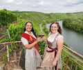 Jacqueline Waraich (links) gibt das Amt der Weinprinzessin ab an Anna Joos. Foto: Holm Wolschendorf