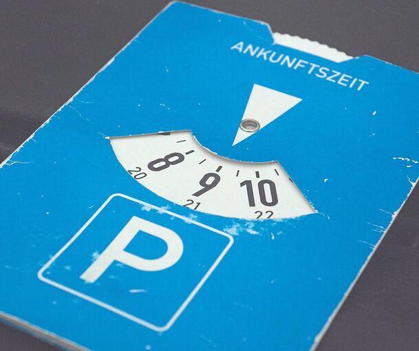 Parkscheibe nicht vergessen: Sobald man das Auto verlassen hat, kann man sonst ein Knöllchen kassieren. Egal, ob man gerade ausgestiegen und noch in Sichtweite oder schon eine Stunde weg ist.