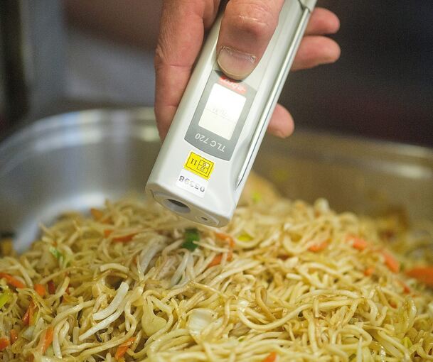 Ein Lebensmittelkontrolleur der Stadt Mannheim überprüft bei einer Betriebskontrolle die Temperatur von chinesischen Nudeln. Foto: picture alliance/dpa Fotograf: Uwe Anspach