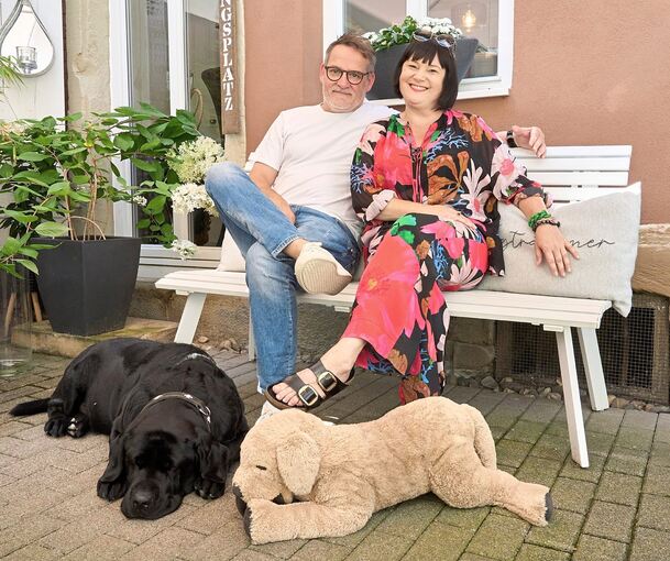 Kim Pesch, Martin Gross und Labrador Paul mit Plüschtier Sabine im Innenhof von Pauls‘s Home. Fotos: Andreas Becker