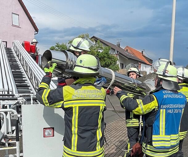 Geschafft, der Schornstein ist sicher auf den Boden geholt worden. Foto: Feuerwehr Affalterbach