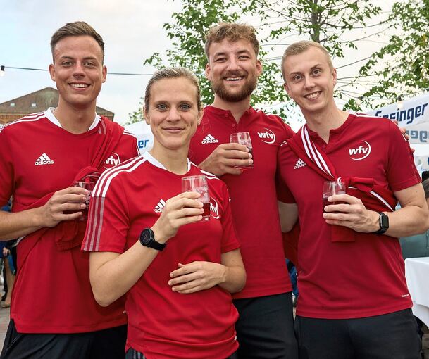 Auch das Schiedsrichter-Gespann aus Reutlingen feiert auf der Weinlaube.