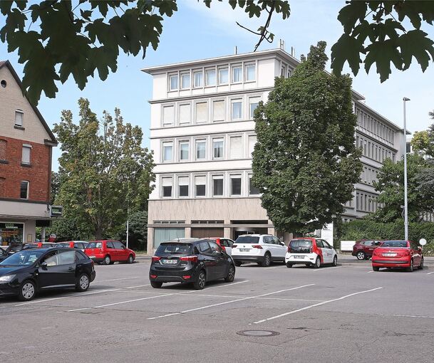 Hier stand einst das Bietigheimer Postamt. Auf dem heutigen Parkplatz soll das neue Parkhaus gebaut werden.Foto: Alfred Drossel