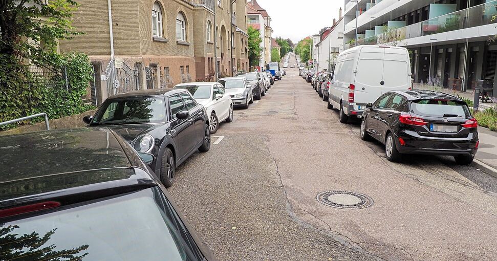 In der Bismarckstraße wird an beiden Straßenseiten geparkt, Ausweichmöglichkeiten sind indes rar gesät. Doch laut Stadtverwaltung soll absichtlich nichts an dieser Situation verbessert werden. Foto: Holm Wolschendorf