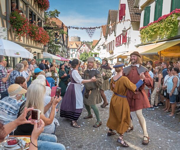 Walzer für alle! Unser Archivbild zeigt eine Szene aus dem Jahr 2019. Dann kam Corona und das Fest pausierte. Archivfoto: Holm Wolschendorf