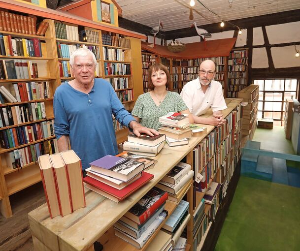 Freuen sich auf den Büchermarkt: Heiner Beuttler, Inhaber des Antiquariats, und seine Mitarbeiter Anne Matysik und Jochen Hutzel. Foto: Ramona Theiss