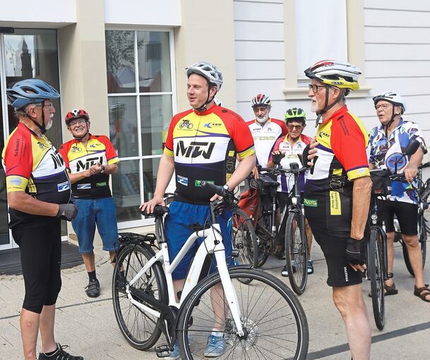 Radtour mit Oberbürgermeister Matthias Knecht (Mitte): Beim Genussradeln am Mittwoch wurden auch die geplanten Radsporttage im nächsten Jahr angesprochen. Foto: Ramona Theiss