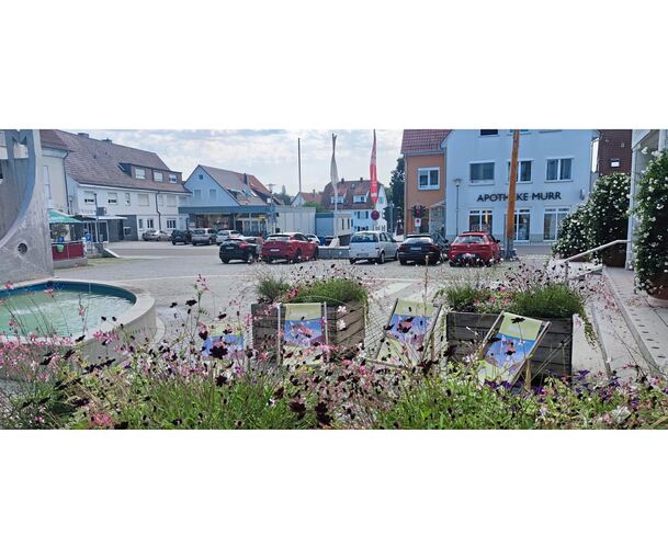 Größeren Raum nahm die Analyse des Dorfplatzes mit Katz-und-Maus-Brunnen ein. Dessen Freiraumpotenzial wird laut Planer derzeit „nur in Ansätzen genutzt“. Hier ein Foto aus dem Jahr 2023, als auf dem Platz Liegestühle aufgestellt waren.